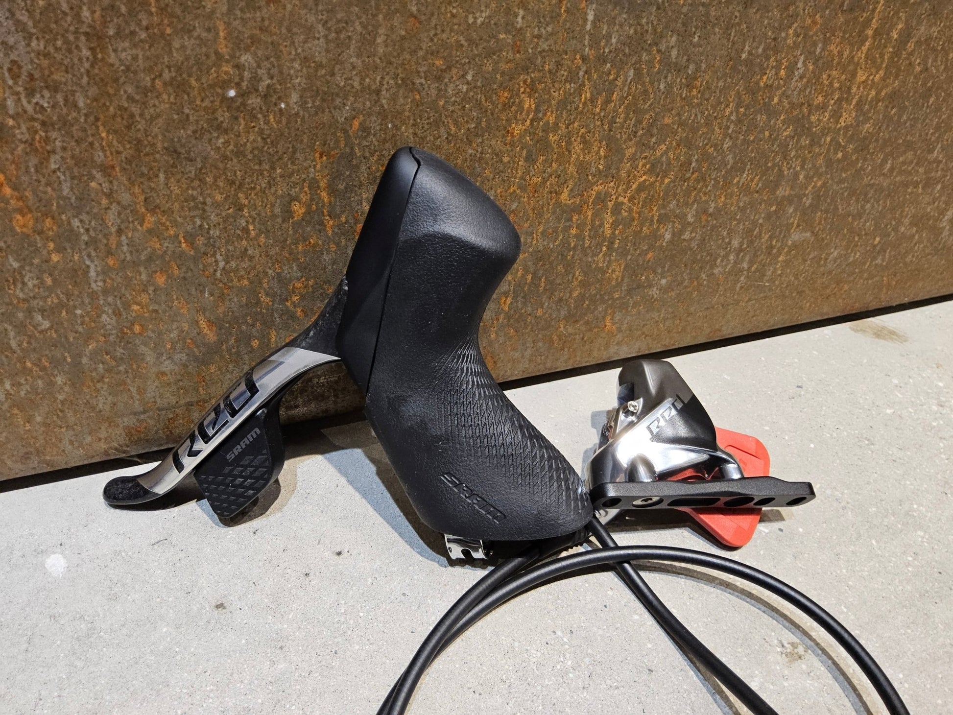 Brems - / Schalthebel von Sram, SRAM RED ETAP AXS BREMS - / SCHALTHEBEL DISC / SET vor USEDBIKES - OB.DE Hintergrund