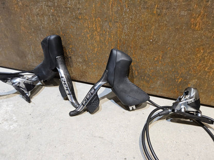 Brems - / Schalthebel von Sram, SRAM RED ETAP AXS BREMS - / SCHALTHEBEL DISC / SET vor USEDBIKES - OB.DE Hintergrund