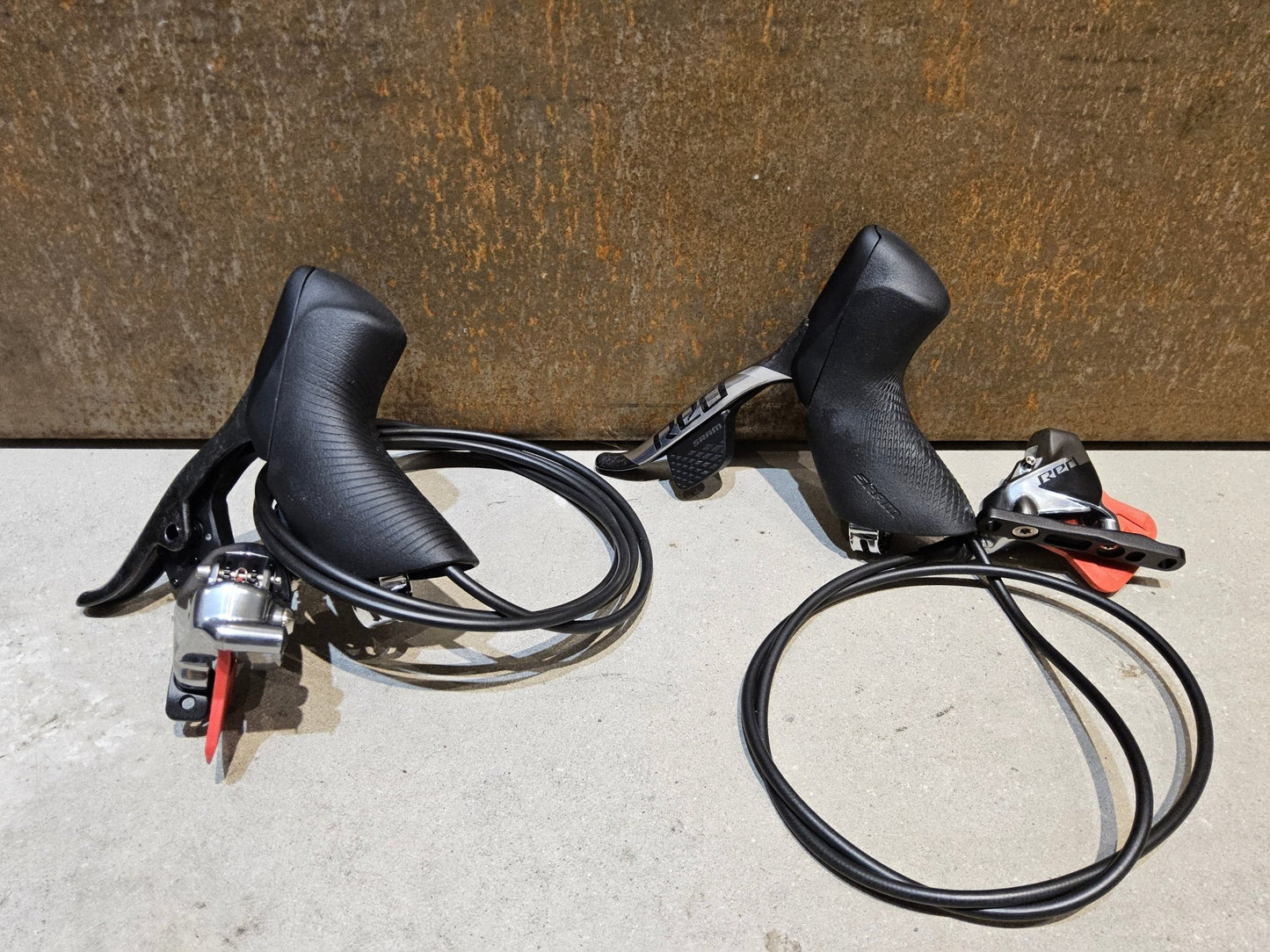 Brems - / Schalthebel von Sram, SRAM RED ETAP AXS BREMS - / SCHALTHEBEL DISC / SET vor USEDBIKES - OB.DE Hintergrund