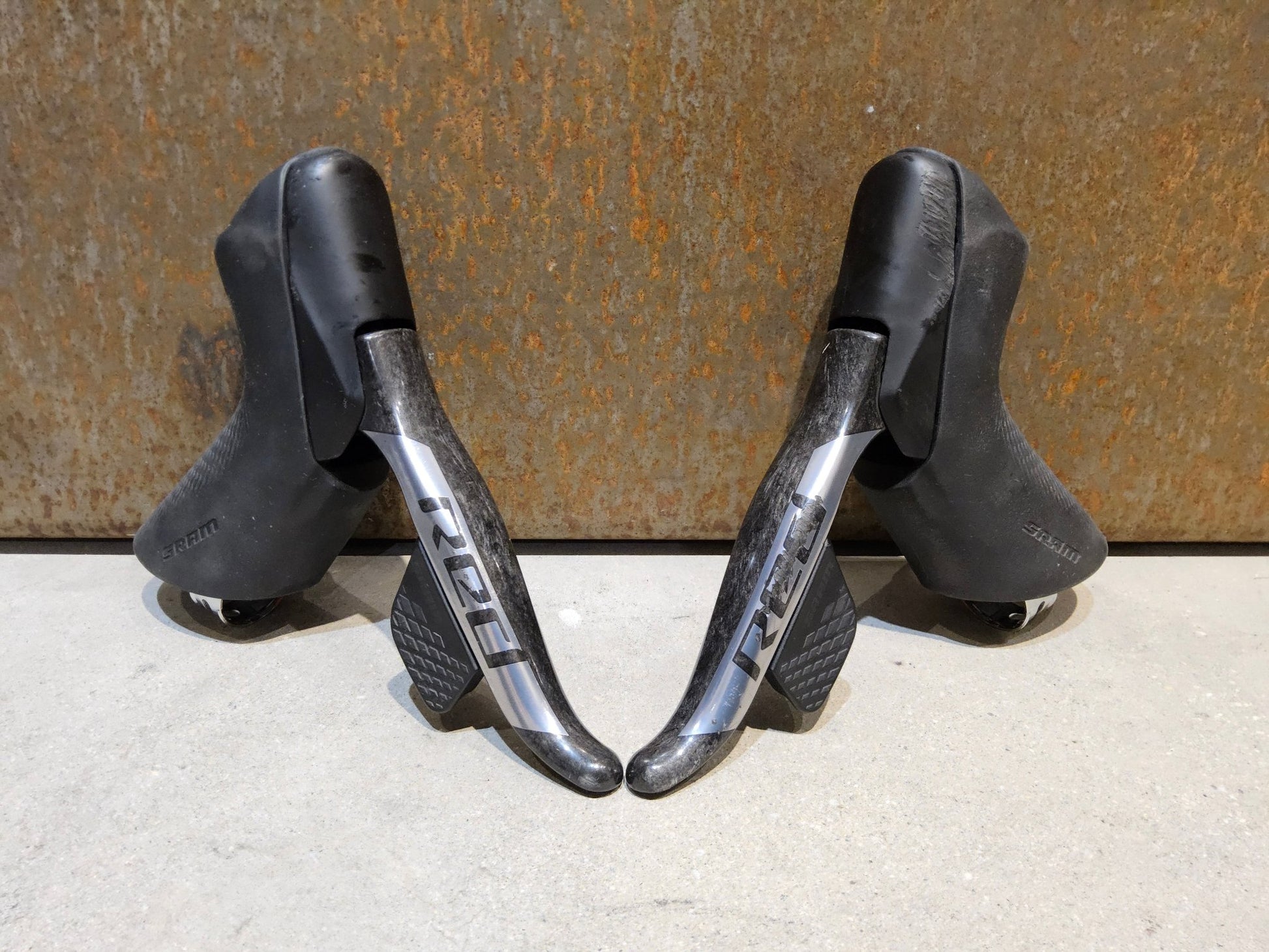 Brems - / Schalthebel von Sram, SRAM RED ETAP AXS BREMS - / SCHALTHEBEL DISC / SET vor USEDBIKES - OB.DE Hintergrund