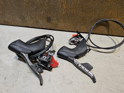 Brems - / Schalthebel von Sram, SRAM RED ETAP AXS BREMS - / SCHALTHEBEL DISC / SET vor USEDBIKES - OB.DE Hintergrund