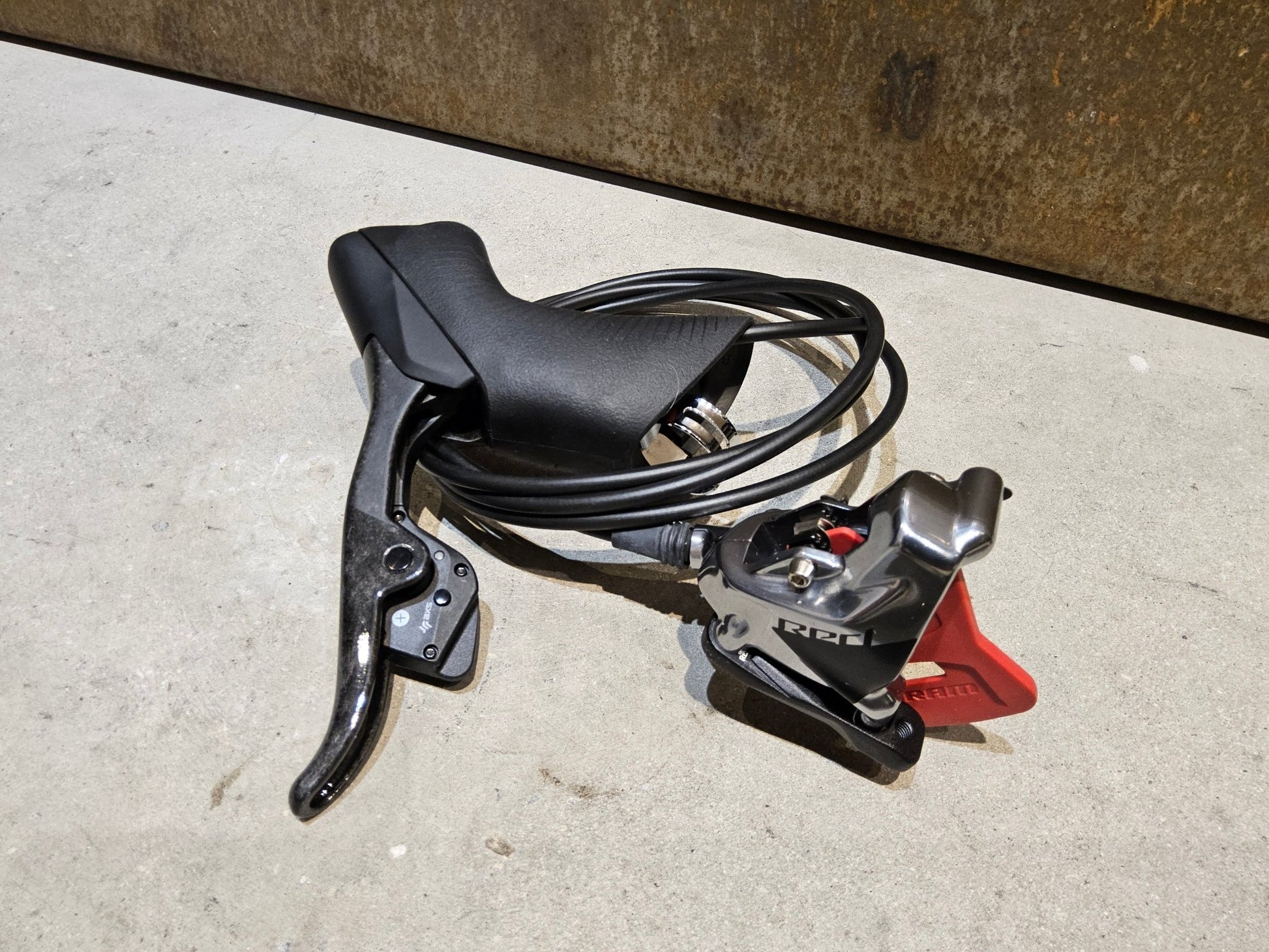 Brems - / Schalthebel von Sram, SRAM RED ETAP AXS BREMS - / SCHALTHEBEL DISC / SET vor USEDBIKES - OB.DE Hintergrund