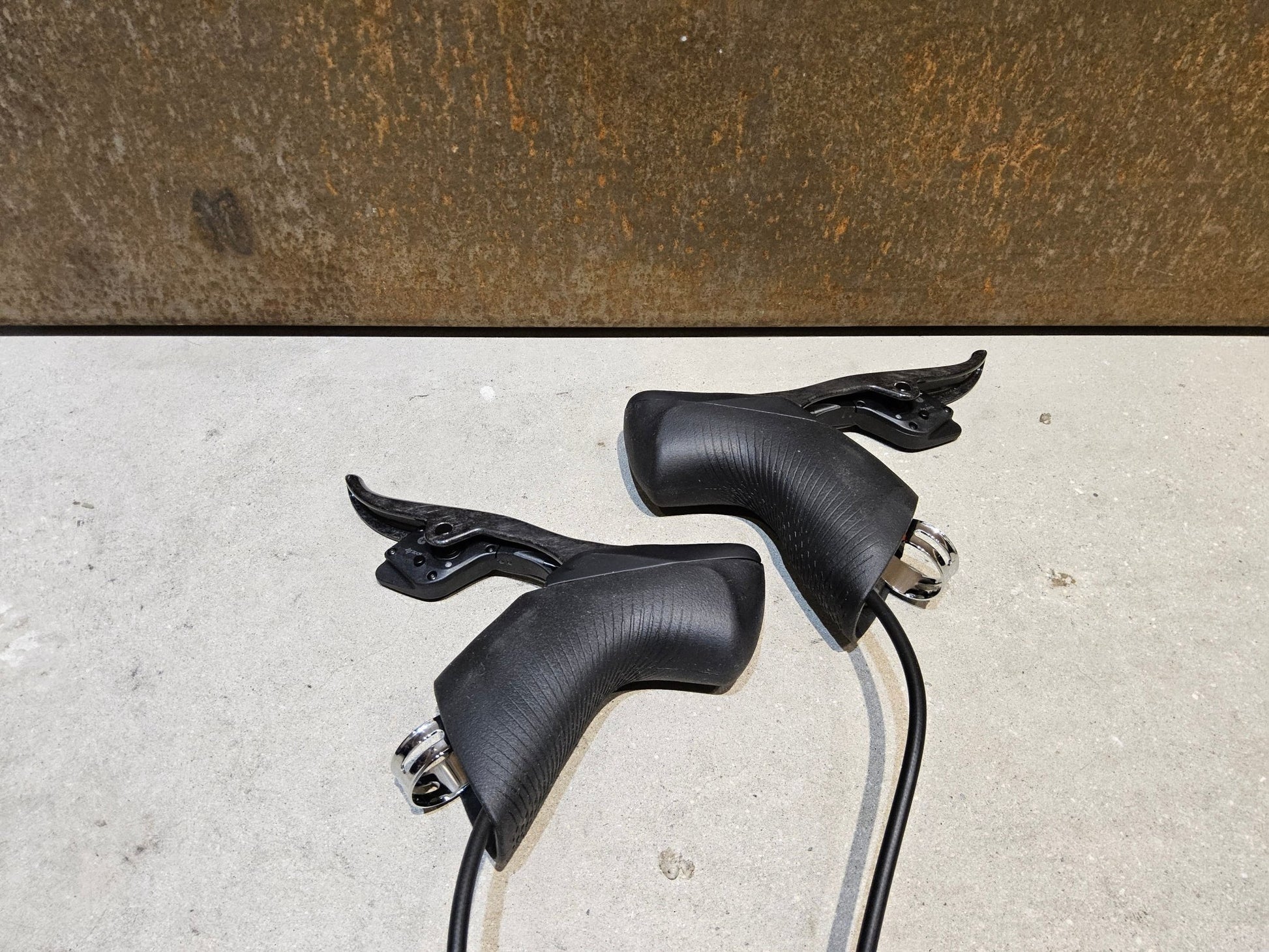 Brems - / Schalthebel von Sram, SRAM RED ETAP AXS BREMS - / SCHALTHEBEL DISC / SET vor USEDBIKES - OB.DE Hintergrund