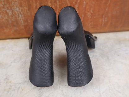 Brems - / Schalthebel von Sram, SRAM RED ETAP AXS BREMS - / SCHALTHEBEL DISC / TEAM EDITION - RACE / SET vor USEDBIKES - OB.DE Hintergrund