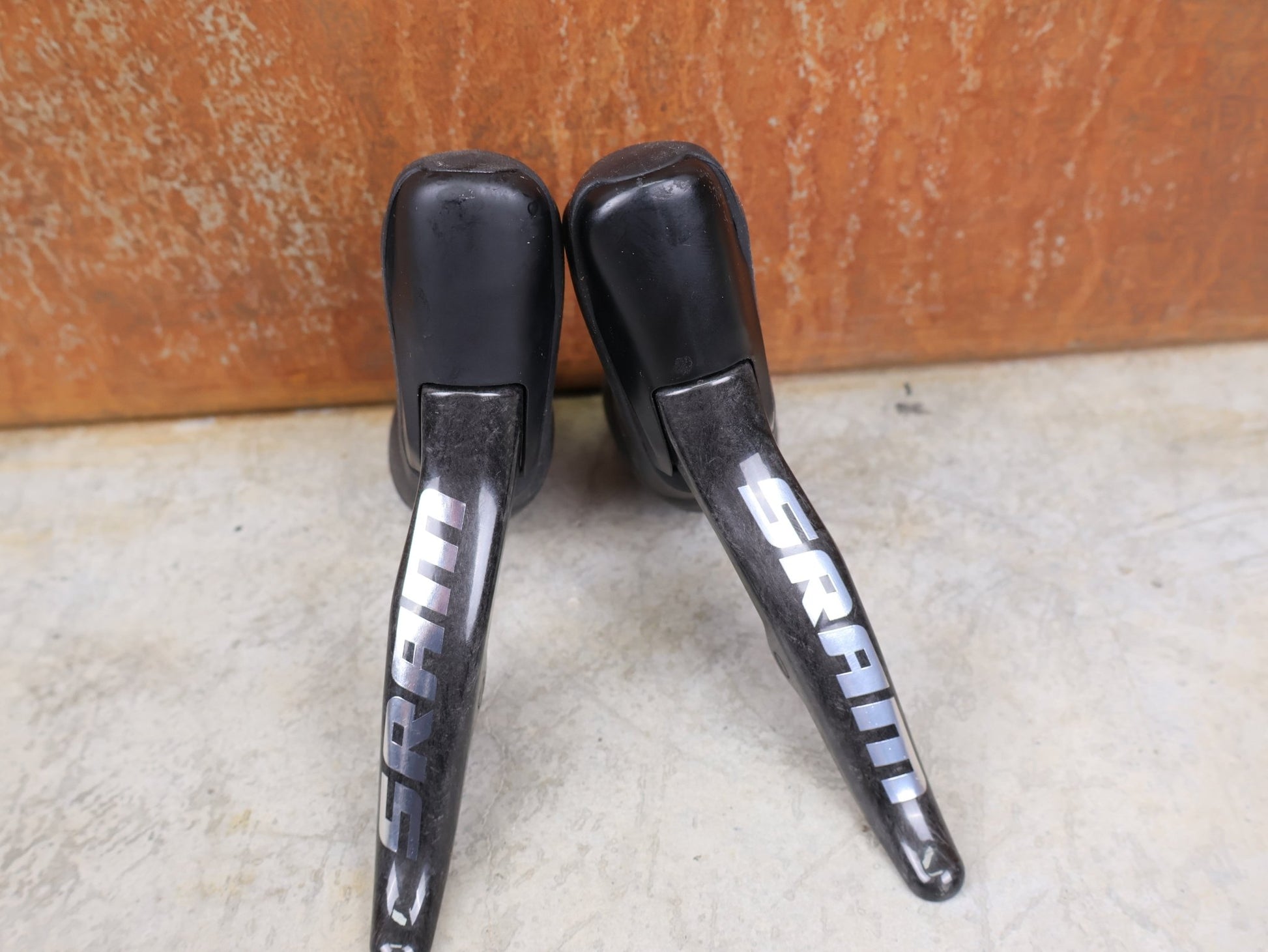 Brems - / Schalthebel von Sram, SRAM RED ETAP AXS BREMS - / SCHALTHEBEL DISC / TEAM EDITION - RACE / SET vor USEDBIKES - OB.DE Hintergrund