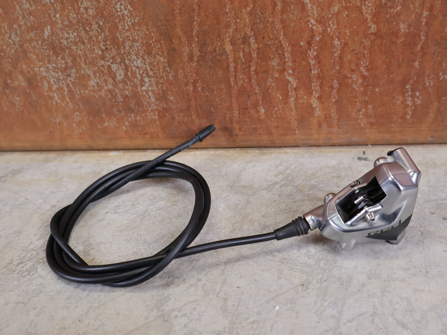 Brems - / Schalthebel von Sram, SRAM RED ETAP AXS BREMS - / SCHALTHEBEL DISC / TEAM EDITION - RACE / SET vor USEDBIKES - OB.DE Hintergrund