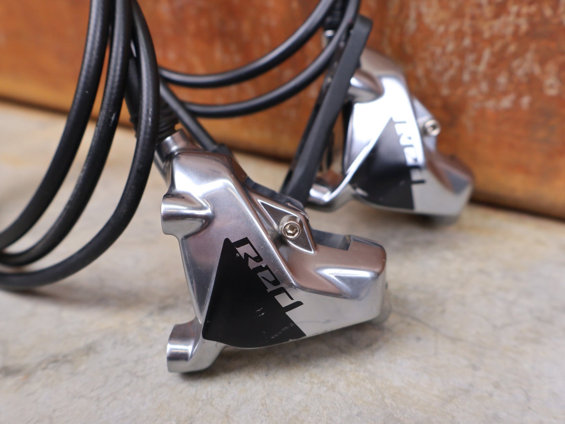 Brems - / Schalthebel von Sram, SRAM RED ETAP AXS BREMS - / SCHALTHEBEL DISC / TEAM EDITION - RACE / SET vor USEDBIKES - OB.DE Hintergrund