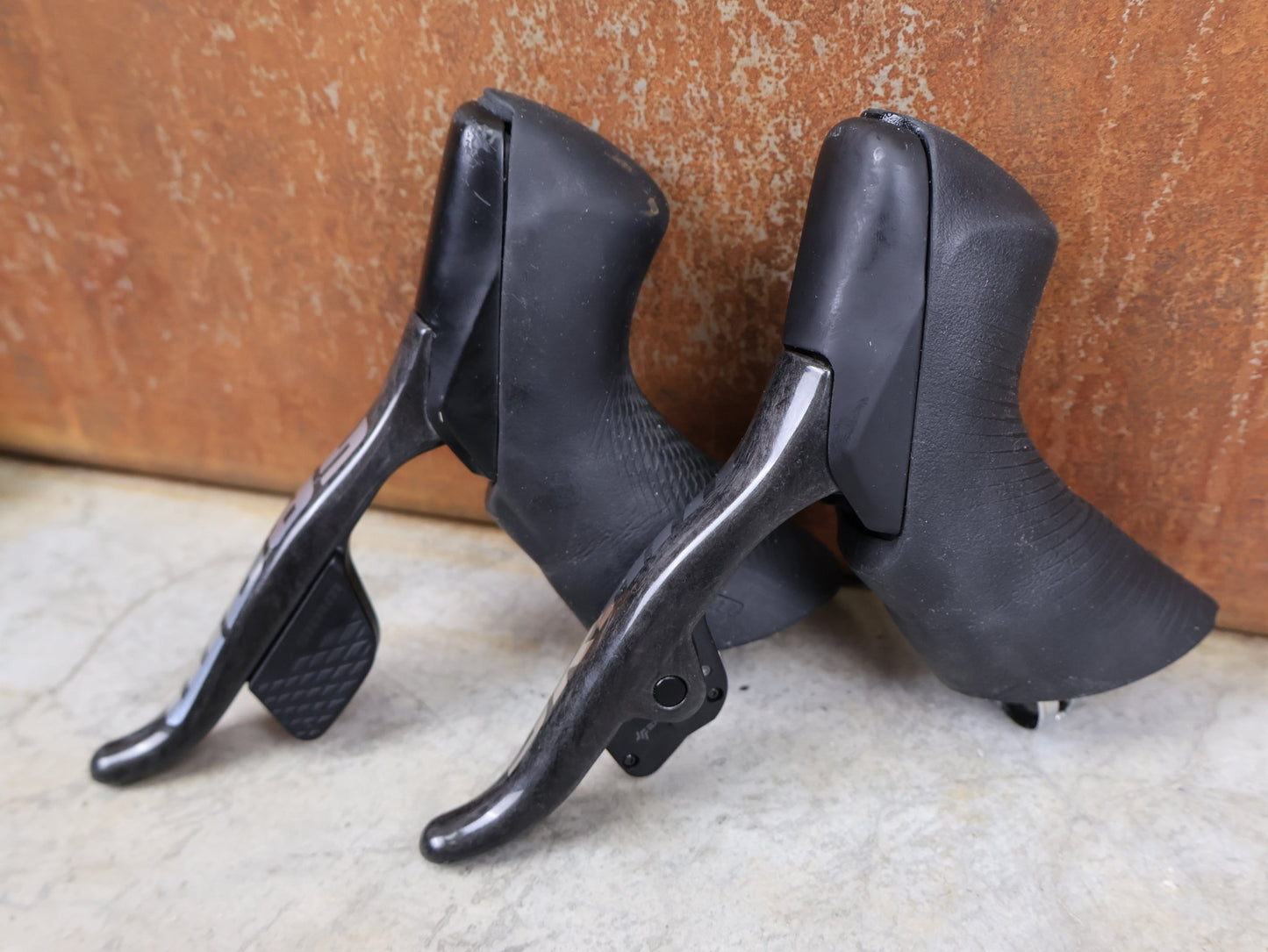 Brems - / Schalthebel von Sram, SRAM RED ETAP AXS BREMS - / SCHALTHEBEL DISC / TEAM EDITION - RACE / SET vor USEDBIKES - OB.DE Hintergrund