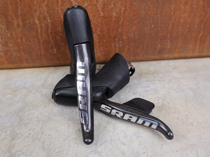 Brems - / Schalthebel von Sram, SRAM RED ETAP AXS BREMS - / SCHALTHEBEL DISC / TEAM EDITION - RACE / SET vor USEDBIKES - OB.DE Hintergrund