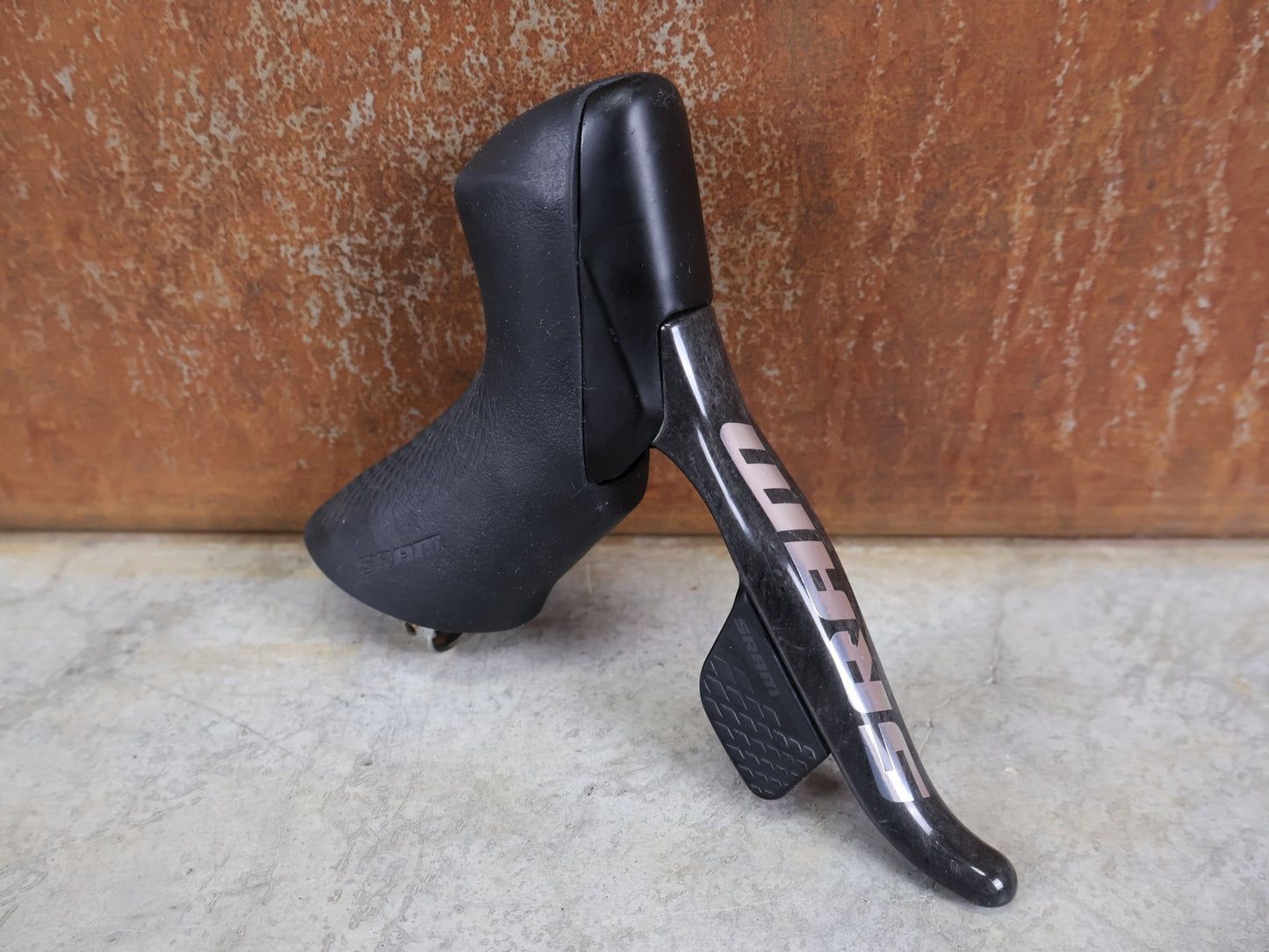 Brems - / Schalthebel von Sram, SRAM RED ETAP AXS BREMS - / SCHALTHEBEL DISC / TEAM EDITION - RACE / SET vor USEDBIKES - OB.DE Hintergrund