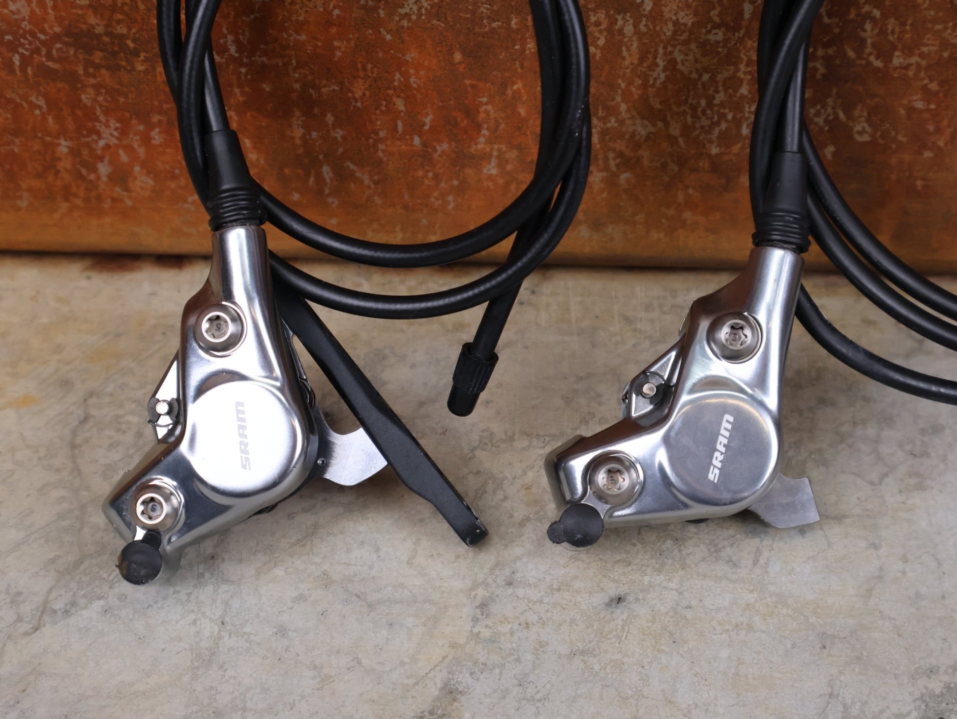 Brems - / Schalthebel von Sram, SRAM RED ETAP AXS BREMS - / SCHALTHEBEL DISC / TEAM EDITION - RACE / SET vor USEDBIKES - OB.DE Hintergrund