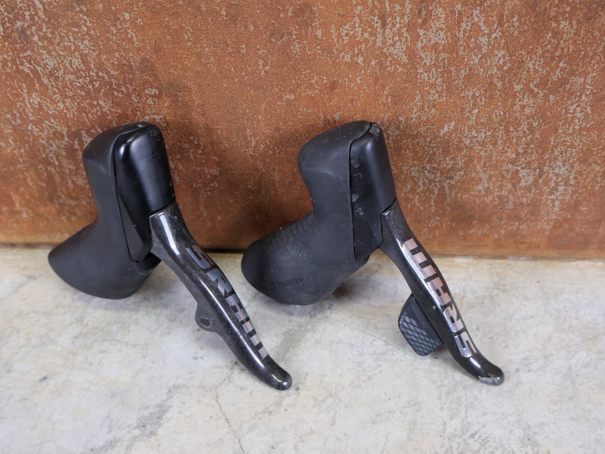 Brems - / Schalthebel von Sram, SRAM RED ETAP AXS BREMS - / SCHALTHEBEL DISC / TEAM EDITION - RACE / SET vor USEDBIKES - OB.DE Hintergrund