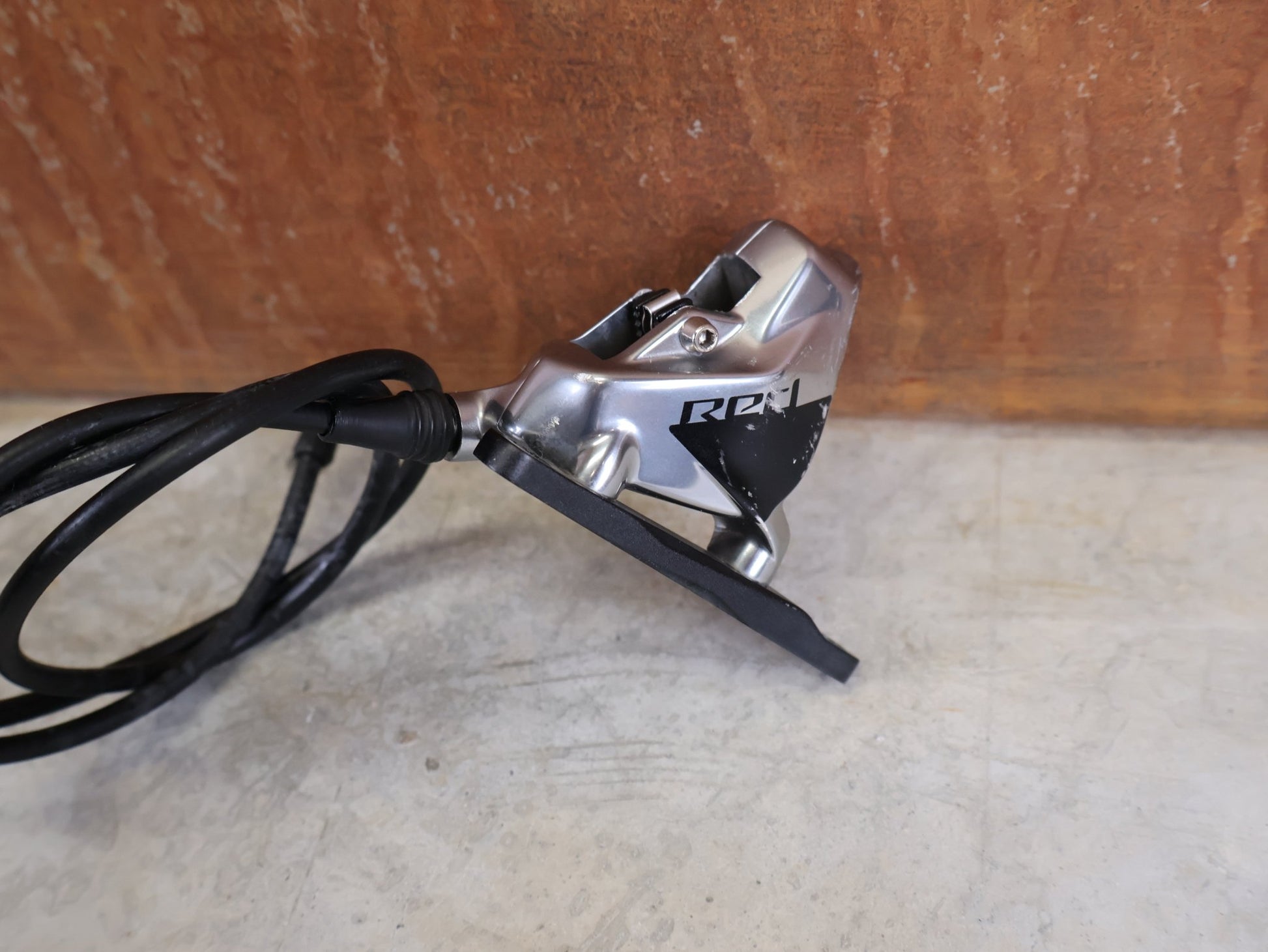 Brems - / Schalthebel von Sram, SRAM RED ETAP AXS BREMS - / SCHALTHEBEL DISC / TEAM EDITION - RACE / SET vor USEDBIKES - OB.DE Hintergrund