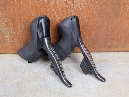 Brems - / Schalthebel von Sram, SRAM RED ETAP AXS BREMS - / SCHALTHEBEL DISC / TEAM EDITION - RACE / SET vor USEDBIKES - OB.DE Hintergrund