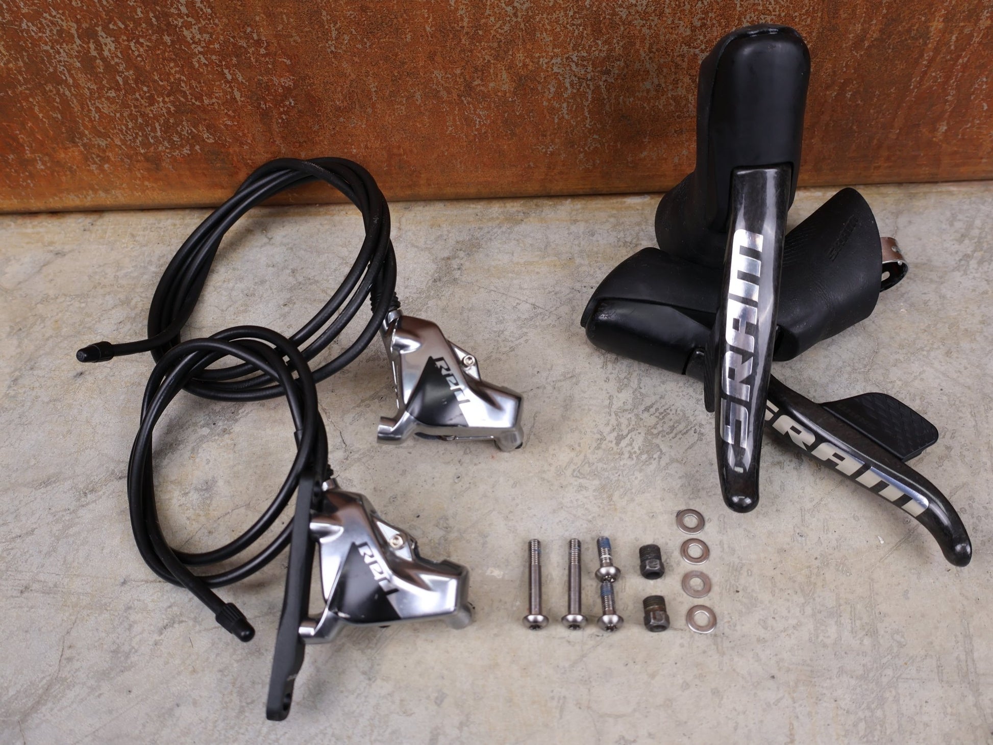 Brems - / Schalthebel von Sram, SRAM RED ETAP AXS BREMS - / SCHALTHEBEL DISC / TEAM EDITION - RACE / SET vor USEDBIKES - OB.DE Hintergrund