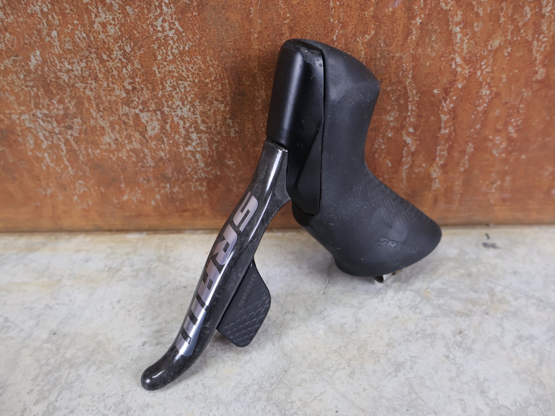 Brems - / Schalthebel von Sram, SRAM RED ETAP AXS BREMS - / SCHALTHEBEL DISC / TEAM EDITION - RACE / SET vor USEDBIKES - OB.DE Hintergrund