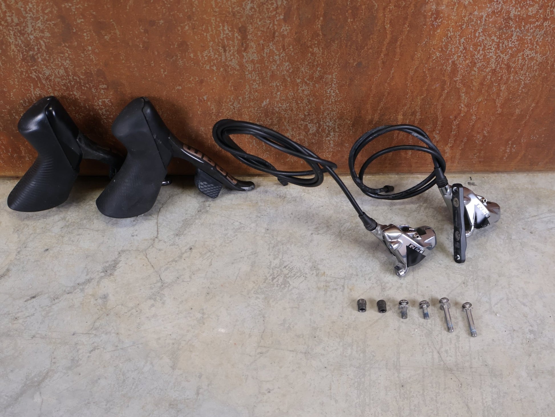 Brems - / Schalthebel von Sram, SRAM RED ETAP AXS BREMS - / SCHALTHEBEL DISC / TEAM EDITION - RACE / SET vor USEDBIKES - OB.DE Hintergrund