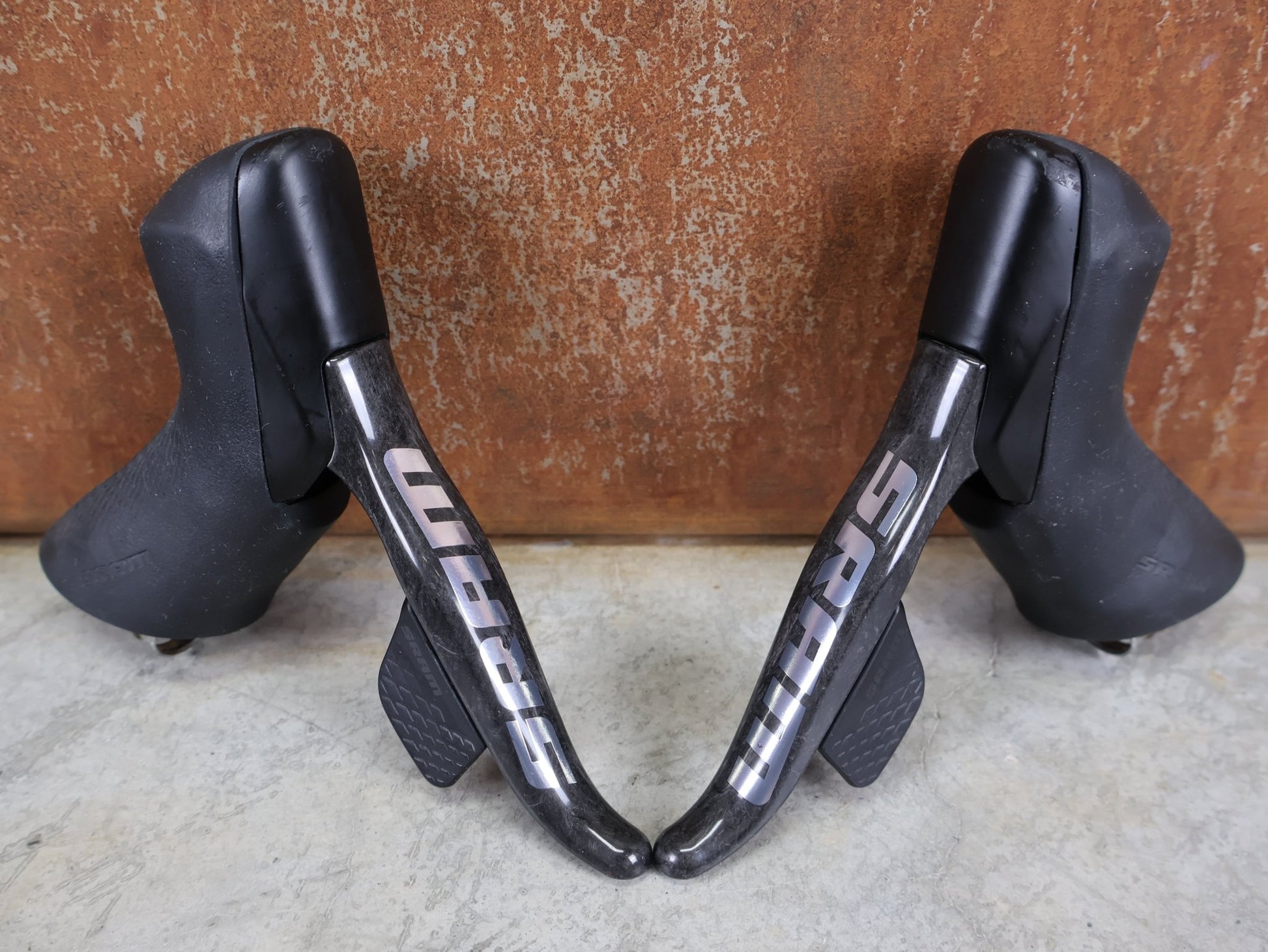 Brems - / Schalthebel von Sram, SRAM RED ETAP AXS BREMS - / SCHALTHEBEL DISC / TEAM EDITION - RACE / SET vor USEDBIKES - OB.DE Hintergrund