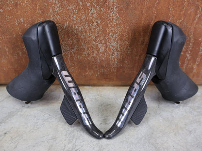 Brems - / Schalthebel von Sram, SRAM RED ETAP AXS BREMS - / SCHALTHEBEL DISC / TEAM EDITION - RACE / SET vor USEDBIKES - OB.DE Hintergrund