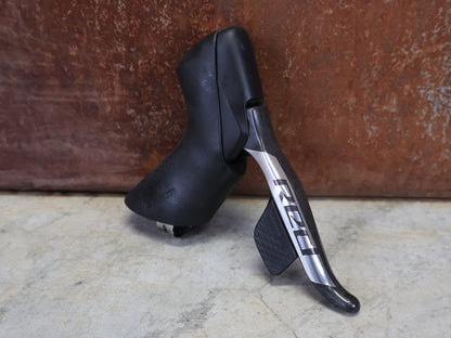 Brems - / Schalthebel von Sram, SRAM RED ETAP AXS D1 BREMS - / SCHALTHEBEL DISC / RECHTS vor USEDBIKES - OB.DE Hintergrund