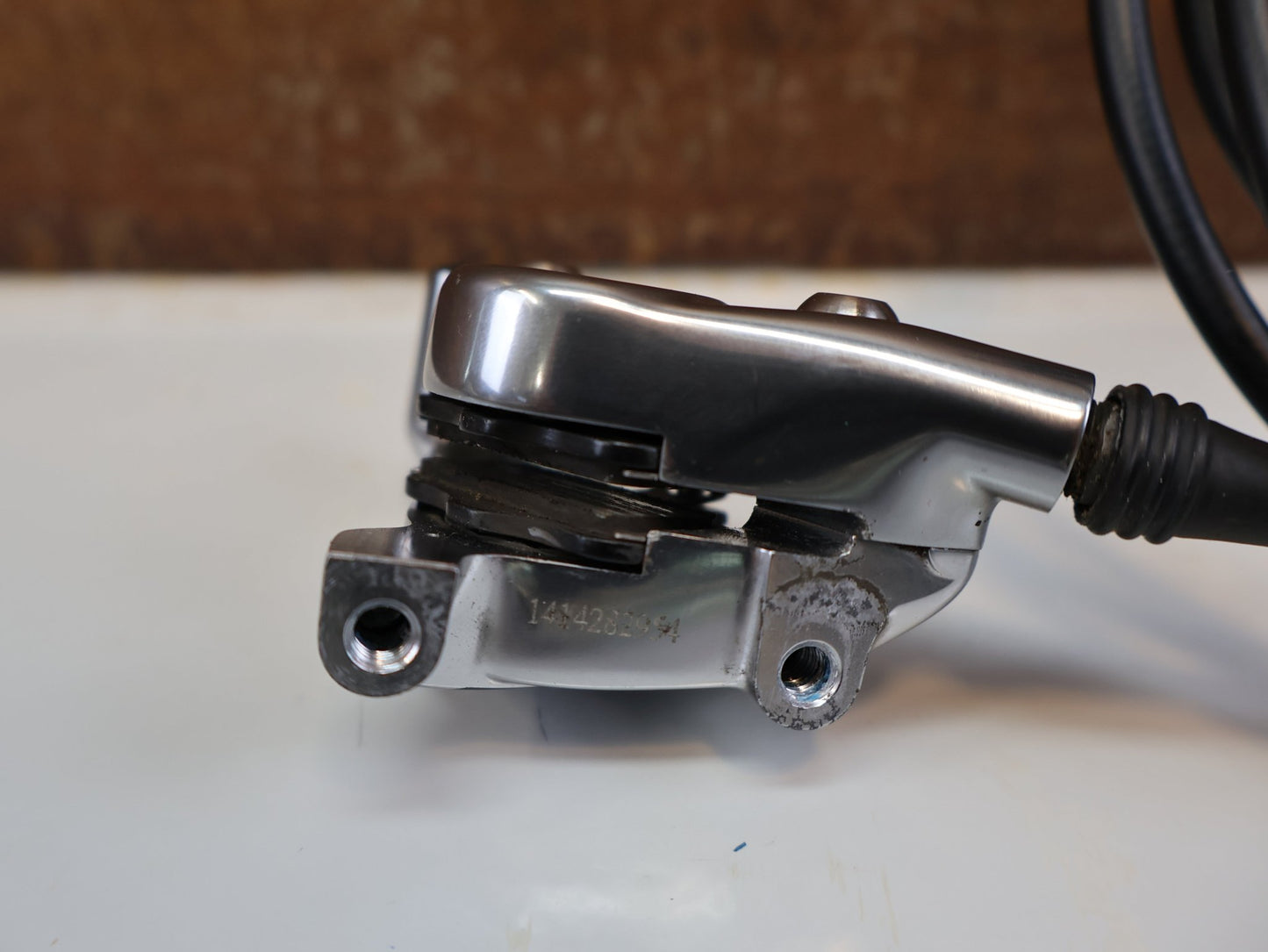 Brems - / Schalthebel von Sram, SRAM RED ETAP AXS D1 SCHALT - / BREMSHEBEL 2X12 - FACH / DISC / CARBON / INKL. BREMSSÄTTEL vor USEDBIKES - OB.DE Hintergrund