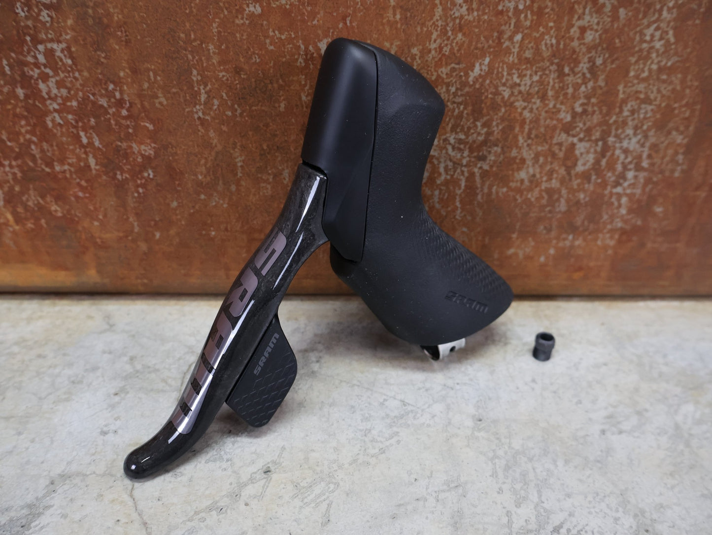 Brems - / Schalthebel von Sram, SRAM – RED ETAP AXS D1 SCHALT - /BREMSHEBEL TEAM - EDITION / 12 - FACH/ LINKS vor USEDBIKES - OB.DE Hintergrund