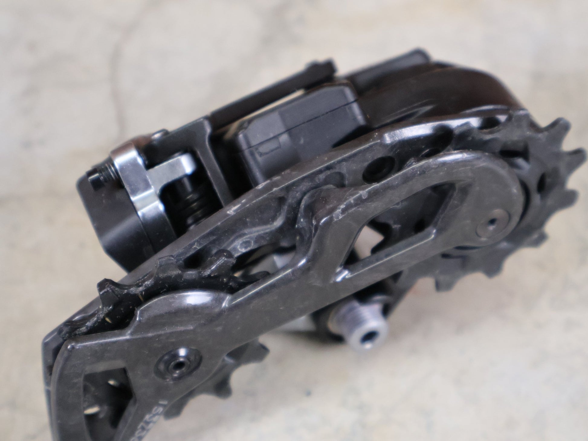 Schaltungsteile von Sram, SRAM RED ETAP AXS D1 SCHALTWERK 12 - FACH – KURZ – 33T / ROAD vor USEDBIKES - OB.DE Hintergrund