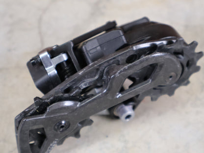 Schaltungsteile von Sram, SRAM RED ETAP AXS D1 SCHALTWERK 12 - FACH – KURZ – 33T / ROAD vor USEDBIKES - OB.DE Hintergrund