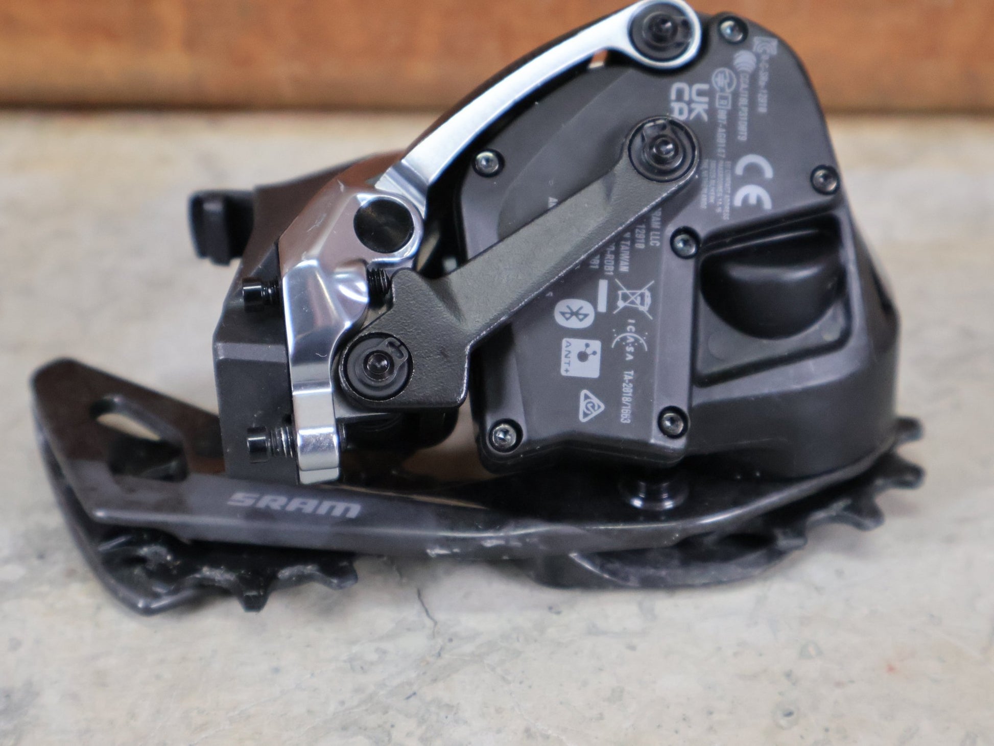 Schaltungsteile von Sram, SRAM RED ETAP AXS D1 SCHALTWERK 12 - FACH – KURZ – 33T / ROAD vor USEDBIKES - OB.DE Hintergrund