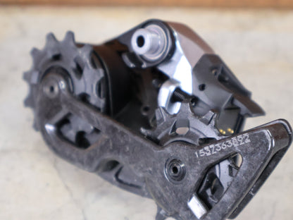 Schaltungsteile von Sram, SRAM RED ETAP AXS D1 SCHALTWERK 12 - FACH – KURZ – 33T / ROAD vor USEDBIKES - OB.DE Hintergrund