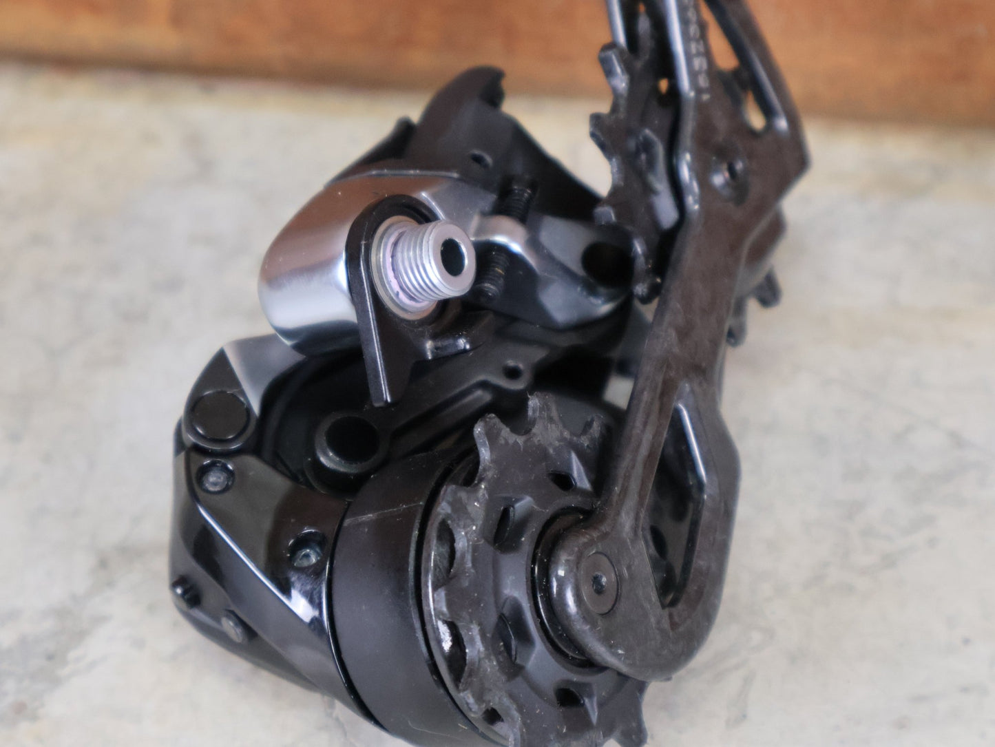 Schaltungsteile von Sram, SRAM RED ETAP AXS D1 SCHALTWERK 12 - FACH – KURZ – 33T / ROAD vor USEDBIKES - OB.DE Hintergrund