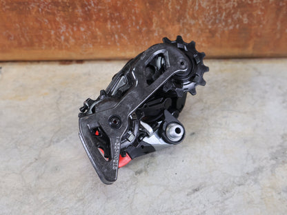 Schaltungsteile von Sram, SRAM RED ETAP AXS D1 SCHALTWERK 12 - FACH – KURZ – 33T / ROAD vor USEDBIKES - OB.DE Hintergrund