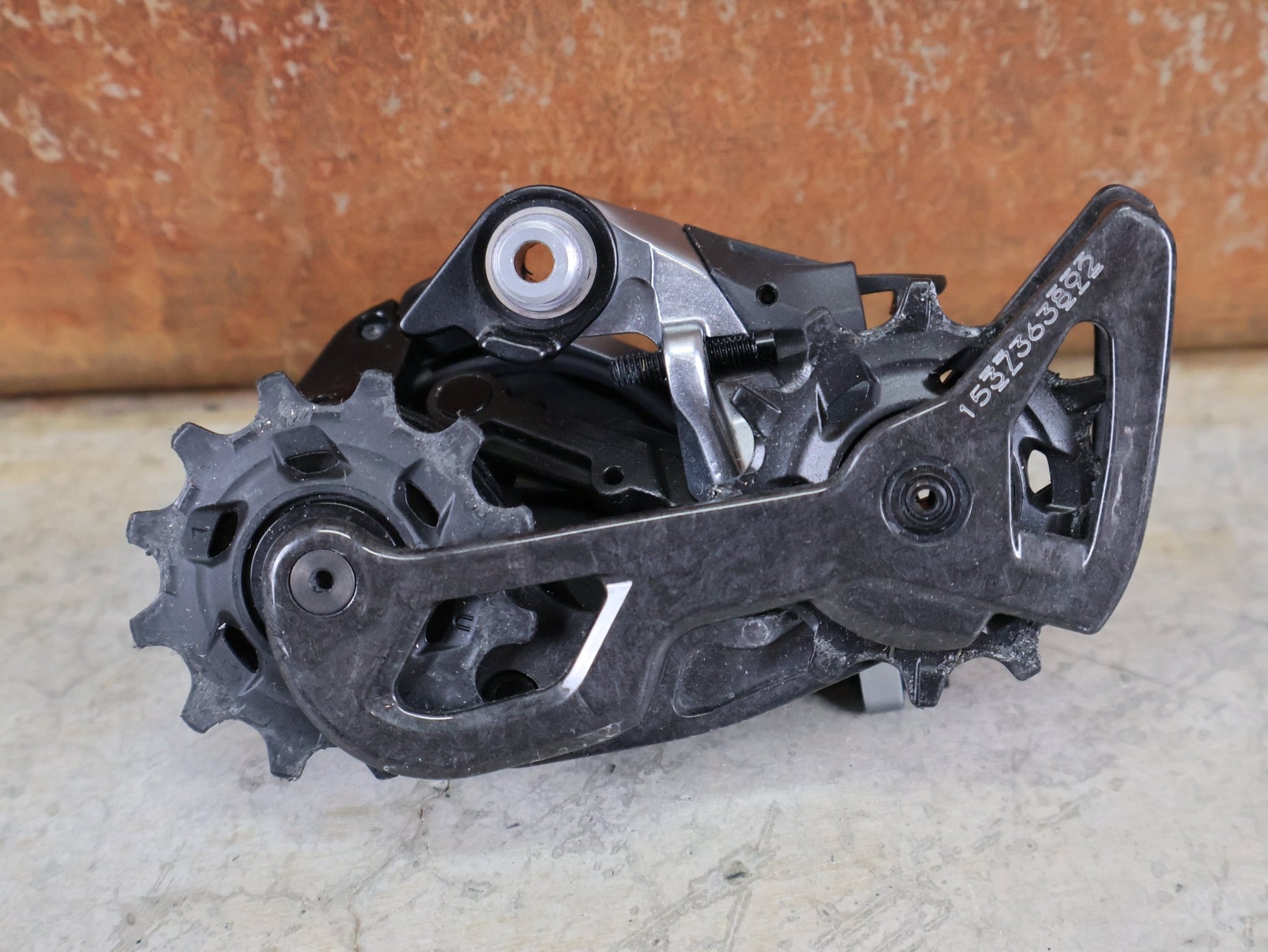 Schaltungsteile von Sram, SRAM RED ETAP AXS D1 SCHALTWERK 12 - FACH – KURZ – 33T / ROAD vor USEDBIKES - OB.DE Hintergrund