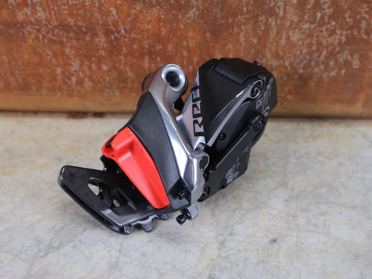 Schaltungsteile von Sram, SRAM RED ETAP AXS D1 SCHALTWERK 12 - FACH – KURZ – 33T / ROAD vor USEDBIKES - OB.DE Hintergrund