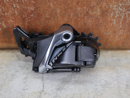 Schaltungsteile von Sram, SRAM RED ETAP AXS D1 SCHALTWERK 12 - FACH – KURZ – 33T / ROAD vor USEDBIKES - OB.DE Hintergrund