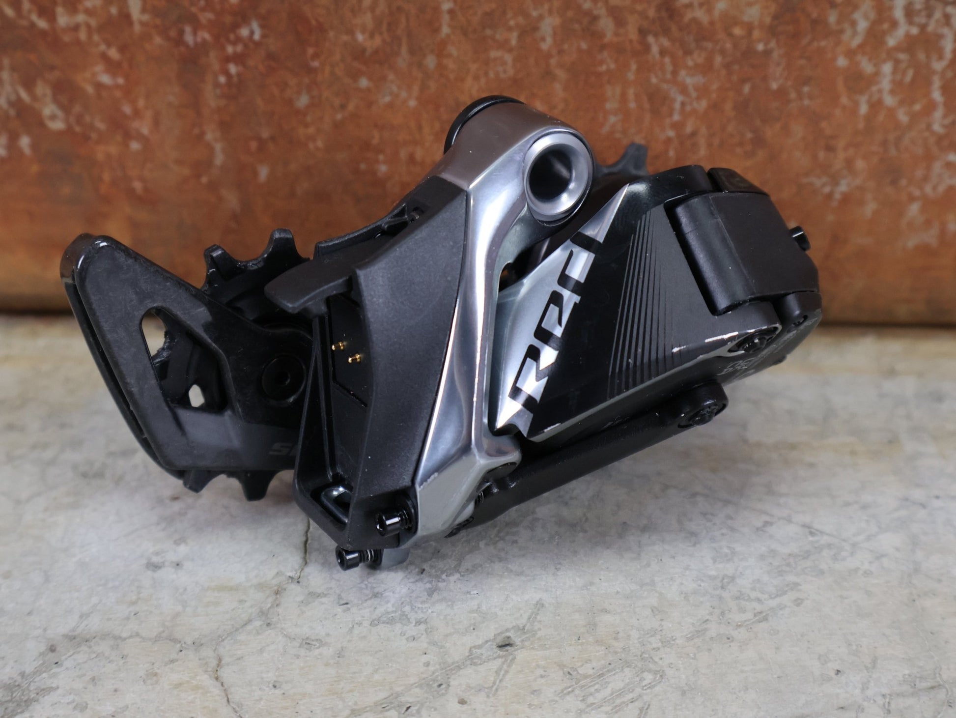 Schaltungsteile von Sram, SRAM RED ETAP AXS D1 SCHALTWERK 12 - FACH – KURZ – 33T / ROAD vor USEDBIKES - OB.DE Hintergrund