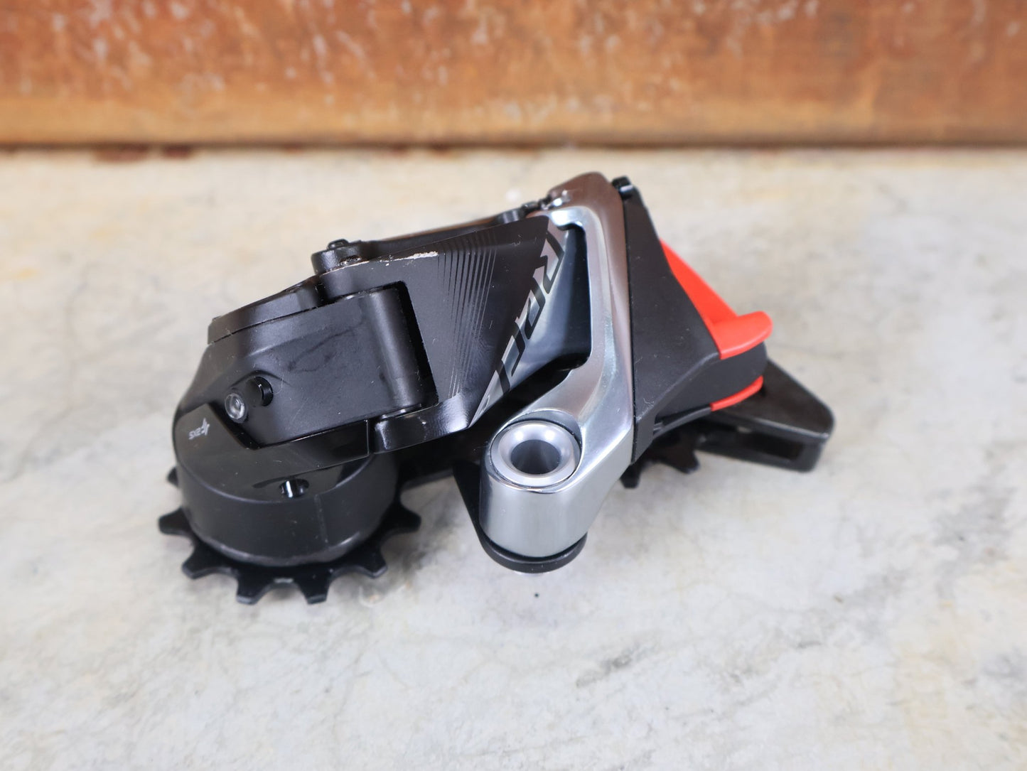 Schaltungsteile von Sram, SRAM RED ETAP AXS D1 SCHALTWERK 12 - FACH – KURZ – 33T / ROAD vor USEDBIKES - OB.DE Hintergrund