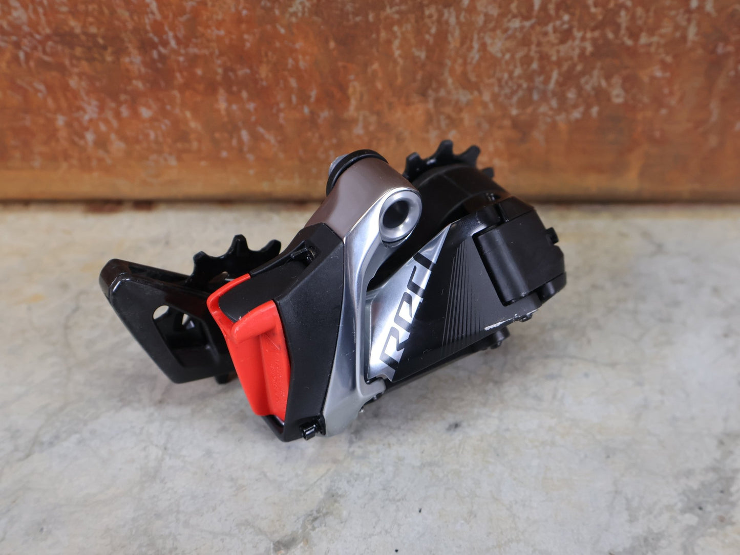 Schaltungsteile von Sram, SRAM RED ETAP AXS D1 SCHALTWERK 12 - FACH – KURZ – 33T / ROAD vor USEDBIKES - OB.DE Hintergrund