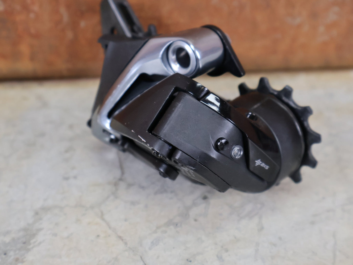 Schaltungsteile von Sram, SRAM RED ETAP AXS D1 SCHALTWERK 12 - FACH – KURZ – 33T / ROAD vor USEDBIKES - OB.DE Hintergrund