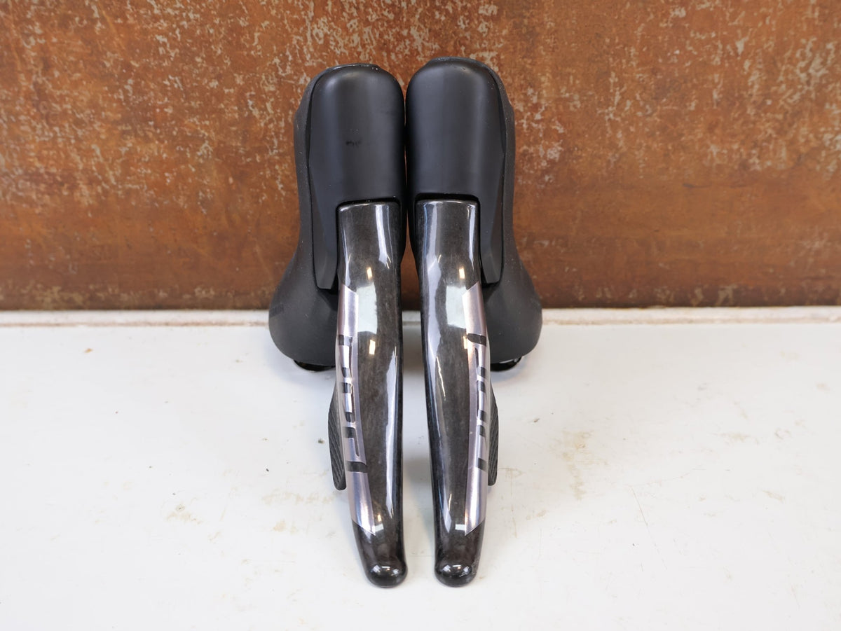 Brems-/ Schalthebel von Sram, SRAM RED ETAP AXS D1 SET SCHALTHEBEL BREMSE FLATMOUNT 2X12 vor USEDBIKES-OB.DE Hintergrund