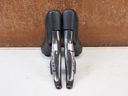 Brems-/ Schalthebel von Sram, SRAM RED ETAP AXS D1 SET SCHALTHEBEL BREMSE FLATMOUNT 2X12 vor USEDBIKES-OB.DE Hintergrund