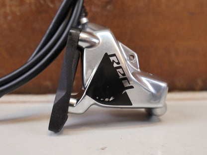 Brems-/ Schalthebel von Sram, SRAM RED ETAP AXS D1 SET SCHALTHEBEL BREMSE FLATMOUNT 2X12 vor USEDBIKES-OB.DE Hintergrund