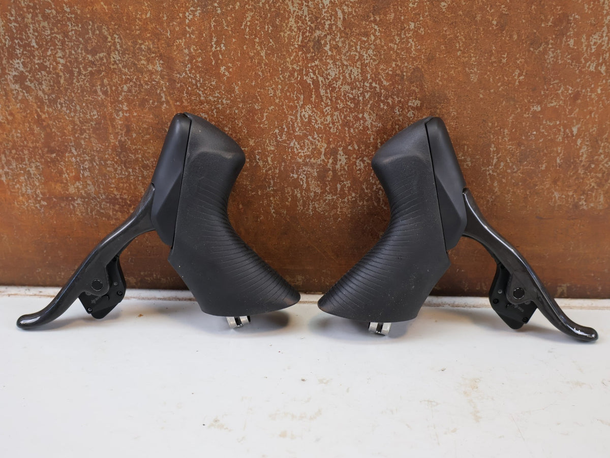 Brems-/ Schalthebel von Sram, SRAM RED ETAP AXS D1 SET SCHALTHEBEL BREMSE FLATMOUNT 2X12 vor USEDBIKES-OB.DE Hintergrund