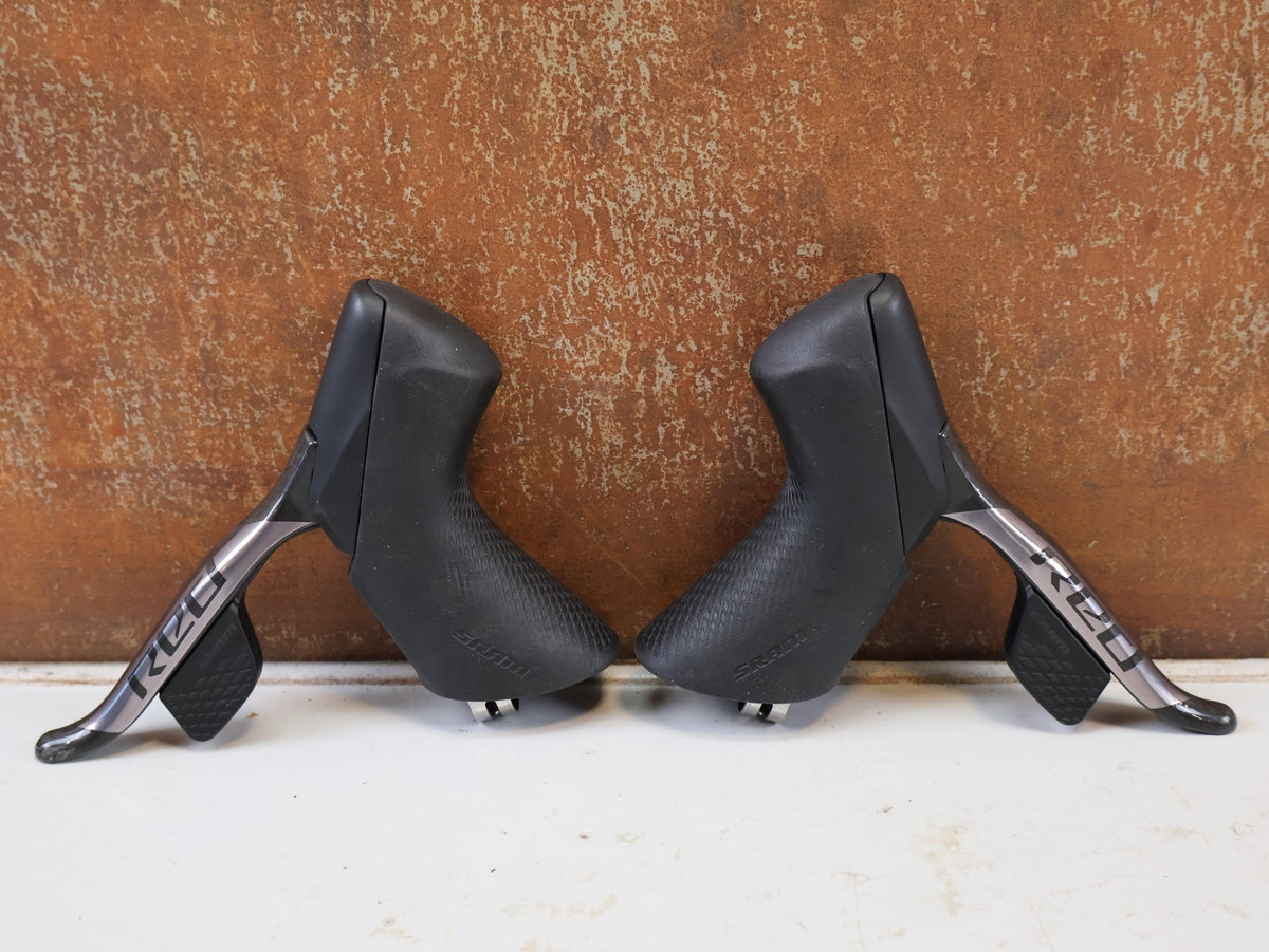 Brems-/ Schalthebel von Sram, SRAM RED ETAP AXS D1 SET SCHALTHEBEL BREMSE FLATMOUNT 2X12 vor USEDBIKES-OB.DE Hintergrund