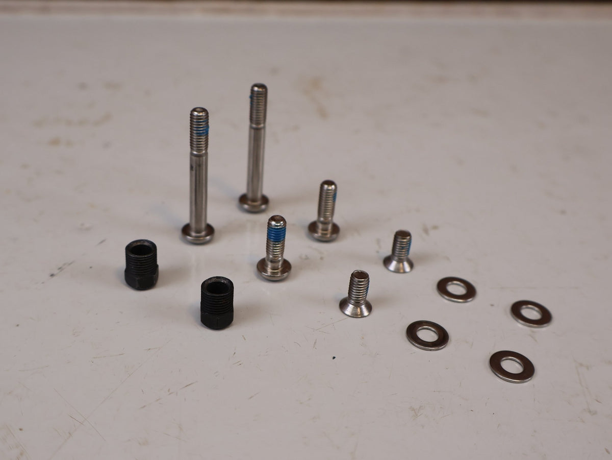 Brems-/ Schalthebel von Sram, SRAM RED ETAP AXS D1 SET SCHALTHEBEL BREMSE FLATMOUNT 2X12 vor USEDBIKES-OB.DE Hintergrund