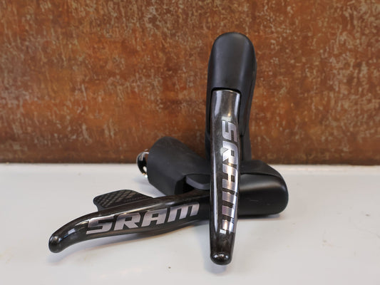 Brems-/ Schalthebel von Sram, SRAM RED ETAP AXS D1 SHIFTER DISCBRAKE SET / TEAM EDITION vor USEDBIKES-OB.DE Hintergrund