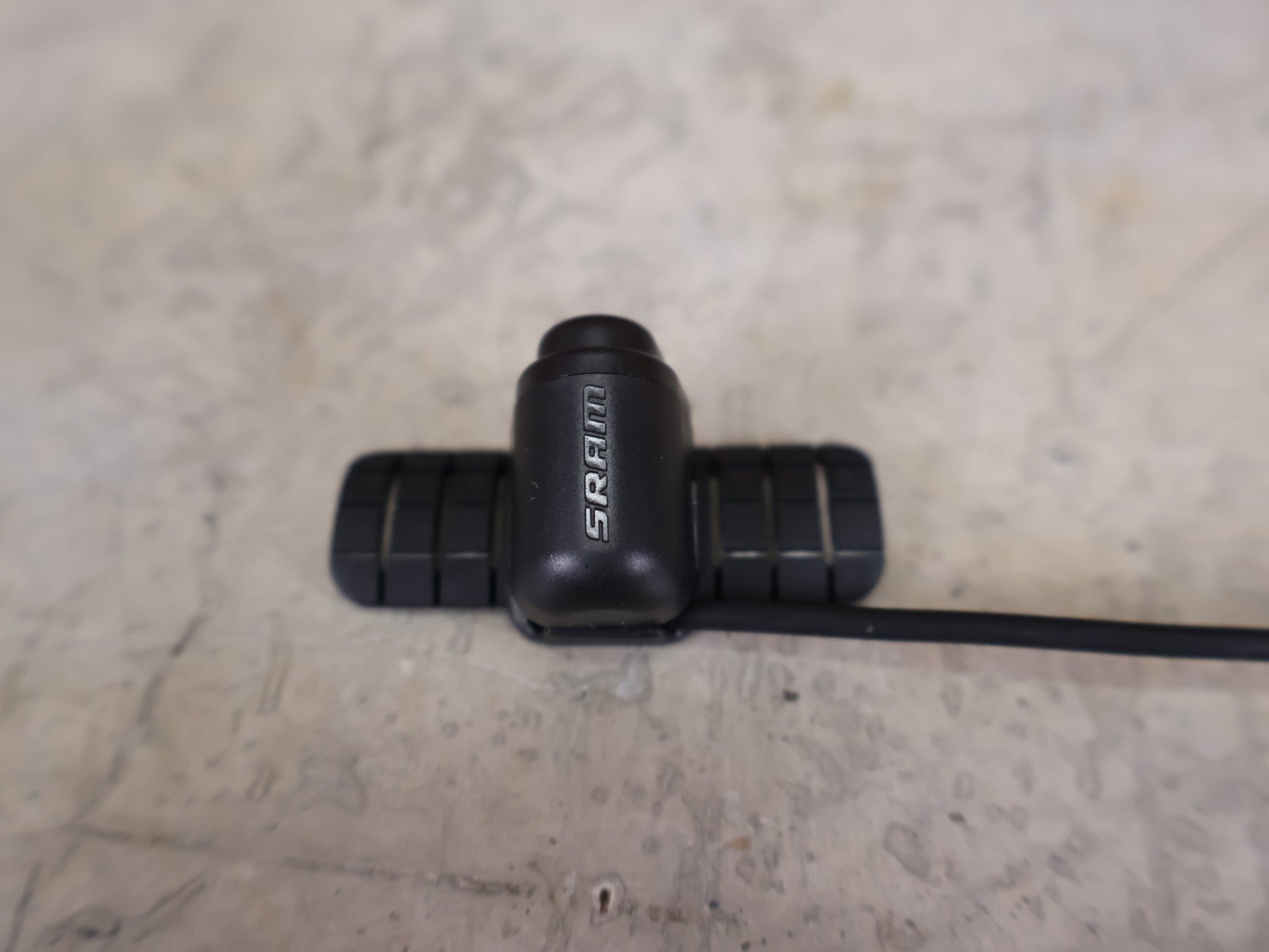 Zubehör von Sram, SRAM RED eTap AXS MULTICLICS – ZUSATZ - SCHALTKNÖPFE / 450MM vor USEDBIKES - OB.DE Hintergrund