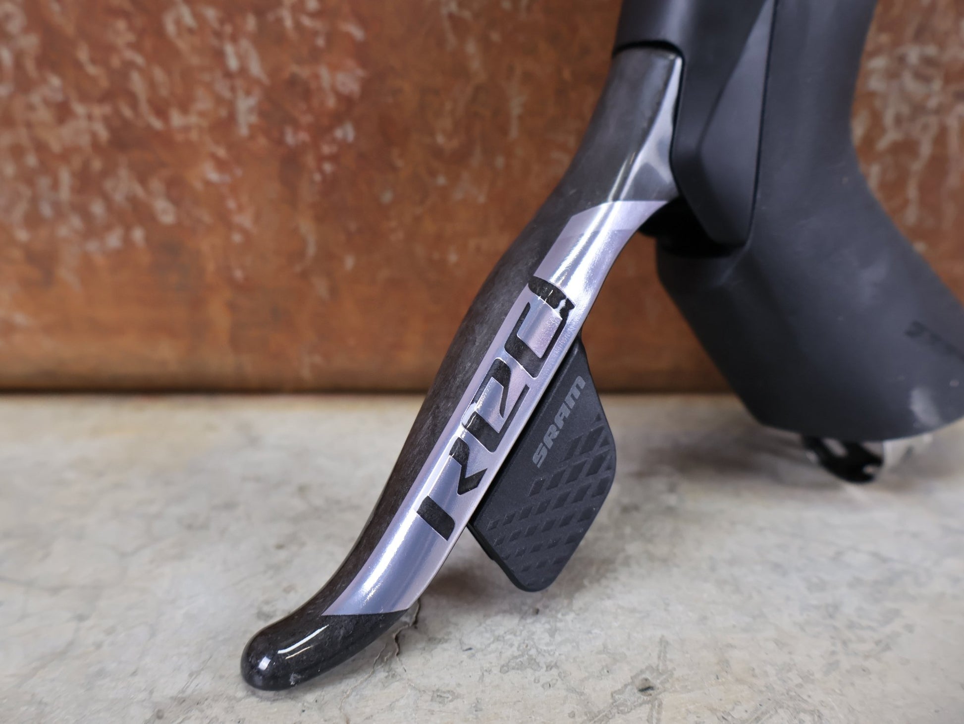 Brems - / Schalthebel von Sram, SRAM RED ETAP AXS / SCHALT - BREMSHEBEL - SET / 12 - FACH / CARBON / DISC vor USEDBIKES - OB.DE Hintergrund