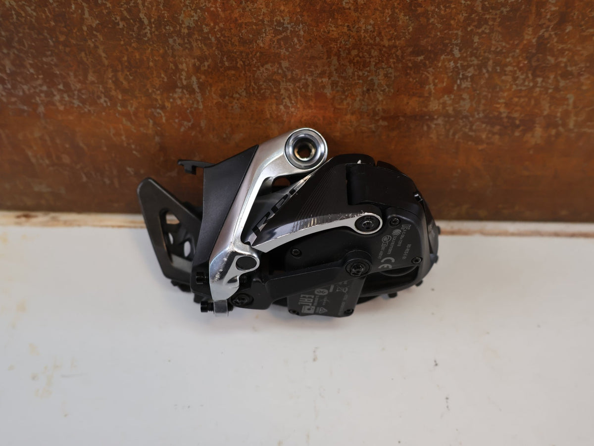 Schaltungsteile von Sram, SRAM RED ETAP AXS SCHALTWERK 12 FACH 33T CARBON KERAMIK LAGER vor USEDBIKES-OB.DE Hintergrund