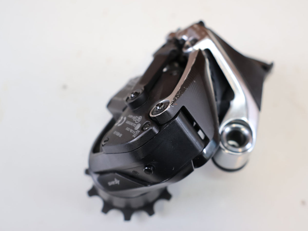 Schaltungsteile von Sram, SRAM RED ETAP AXS SCHALTWERK 12 FACH 33T CARBON KERAMIK LAGER vor USEDBIKES-OB.DE Hintergrund
